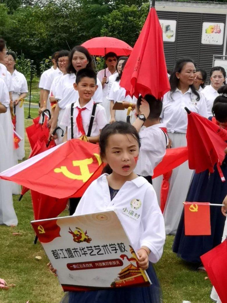 “我要去两路看我女儿!”七旬老人车流中穿行 骁骑队员爱心护送